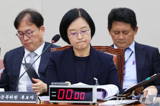 한성숙 중소벤처기업부 장관 후보자가 15일 오전 서울 여의도 국회 산업통산자원중소벤처기업위원회에서 열린 인사청문회에 출석해 자료를 살피고 있다. 2025.7.15/뉴스1 ⓒ News1 안은나 기자