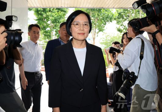 한성숙 중소벤처기업부 장관 후보자가 24일 오후 서울 영등포구 중소기업기술정보진흥원 수도권평가실 내 인사청문회 준비 사무실로 출근하고 있다. 2025.6.24/뉴스1 ⓒ News1 김진환 기자