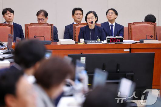 한성숙 중소벤처기업부 장관 후보자가 15일 오전 서울 여의도 국회 산업통산자원중소벤처기업위원회에서 열린 인사청문회에 출석해 의원 질의에 답하고 있다. 2025.7.15/뉴스1 ⓒ News1 안은나 기자