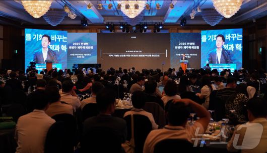 이재상 하이브 대표가 16일 제주 롯데호텔에서 열린 ‘2025 한국경제인협회 CEO 제주하계포럼’에 참석해 기조강연을 하고 있다.(한국경제인협회 제공) ⓒ News1 최동현 기자