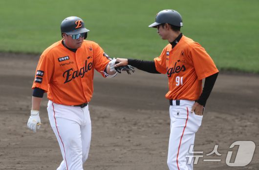 한화 안치홍이 25일 일본 오키나와 킨 야구장에서 열린 한화 이글스와 KIA 타이거즈 연습경기에서 안타를 친 뒤 기뻐하고 있다. 2025.2.25/뉴스1 ⓒ News1 허경 기자