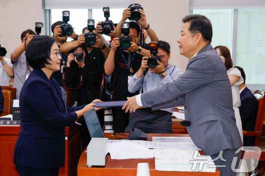 한성숙 중소벤처기업부 장관 후보자가 15일 오전 서울 여의도 국회 산업통산자원중소벤처기업위원회에서 열린 인사청문회에 출석해 선서문을 이철규 위원장에게 전달하고 있다. 2025.7.15/뉴스1 ⓒ News1 안은나 기자