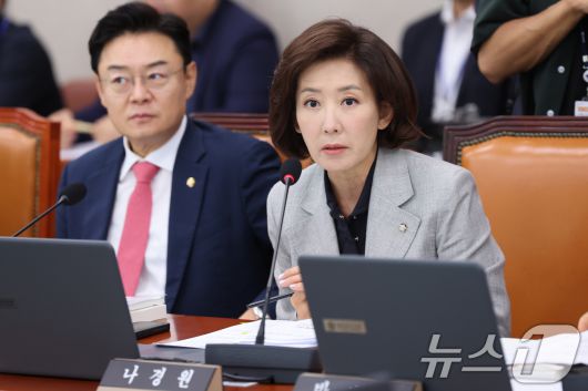 나경원 국민의힘 의원이 15일 오전 서울 여의도 국회 산업통산자원중소벤처기업위원회에서 열린 한성숙 중소벤처기업부 장관 후보자 인사청문회에서 의사진행 발언을 하고 있다. 2025.7.15/뉴스1 ⓒ News1 안은나 기자