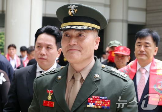 박정훈 대령이 27일 오후 서울 서초구 고등법원에서 열린 상관명예훼손 등 2심 공판에 출석하고 있다. 2025.6.27/뉴스1 ⓒ News1 김명섭 기자