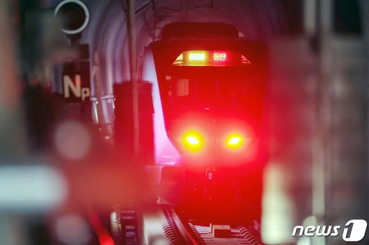 서울 강남구 수도권광역급행철도(GTX)-A 수서역에서 출발한 GTX-A 열차가 운행하고 있다./뉴스1 ⓒ News1 민경석 기자