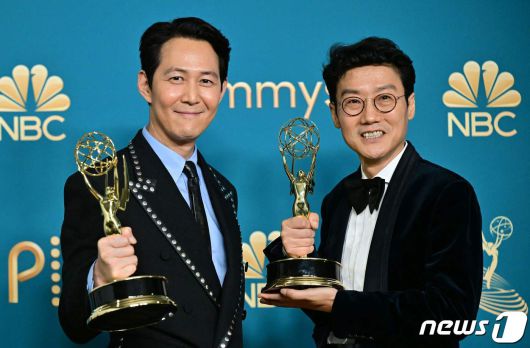 지난 2022년 9월 12일(현지시간) 캘리포니아주 로스앤젤레스 마이크로소프트 극장에서 배우 이정재가 제74회 프라임타임 에미상 시상식서 넷플릭스 오리지널 시리즈 '오징어 게임'으로 감독상을 받은 황동혁 감독과 활짝 웃고 있다. ⓒ AFP=뉴스1 ⓒ News1 우동명 기자