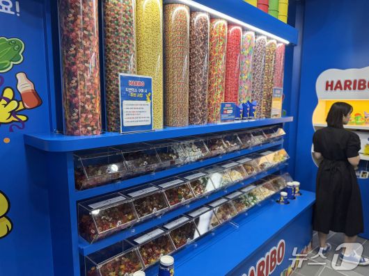 18일 여주 신세계사이먼 프리미엄 아울렛에서 정식 오픈하는 '하리보 스토어' 내부에 '픽 앤 믹스 스테이션'이 마련돼 있다.뉴스1 ⓒ News1 이강 기자