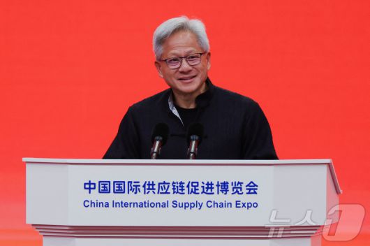 젠슨 황 엔비디아 CEO가 16일 오전 베이징에서 개막한 제3회 중국국제공급망촉진박람회에서 연설을 하고 있다. 2025.07.16 ⓒ 로이터=뉴스1 ⓒ News1 정은지 특파원