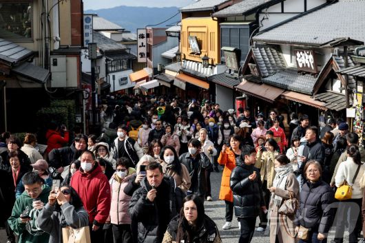 일본 교토에 몰린 관광객들ⓒ AFP=뉴스1