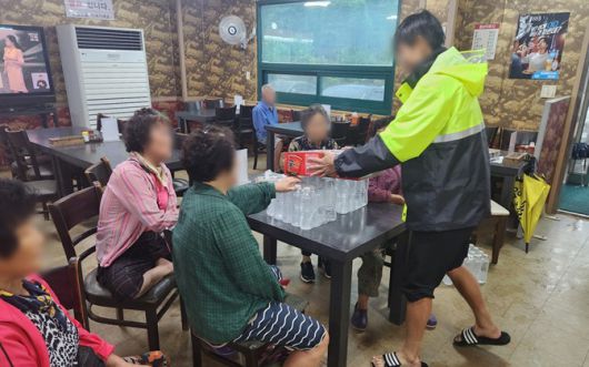 17일 오전 집중호우로 대피령이 내려진 세종시 소정면 대곡리 주민들이 관내 학 식당에서 컵라면, 생수 등 구호물품을 받고 있다.(세종시 제공. 재판매 및 DB금지)