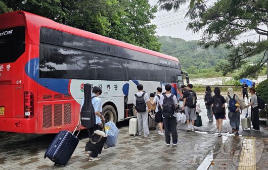 17일 학교 주변 하천에 홍수경보가 내려지면서 고립됐던 충북 청주 양업고등학교 학생들이 도로 동행이 가능해지면서 버스를 이용해 귀가하고 있다.(충북교육청 제공. 재판매 및 DB금지)/뉴스1 ⓒ News1 엄기찬 기자