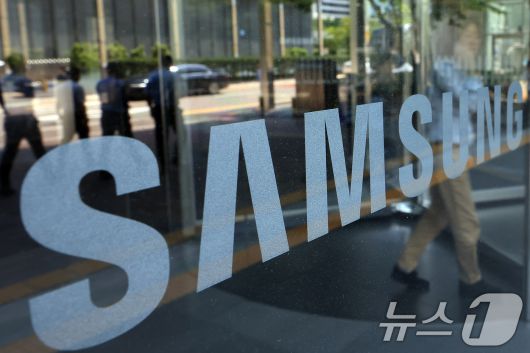 삼성전자(005930)가 올해 2분기 영업이익 4조 6,000억 원을 잠정 기록해 전년 동기 대비 55.9% 하락했다고 공시한 8일 서울 서초구 삼성전자 서초사옥으로 직원 등이 오가고 있다. 2025.7.8/뉴스1 ⓒ News1 박정호 기자