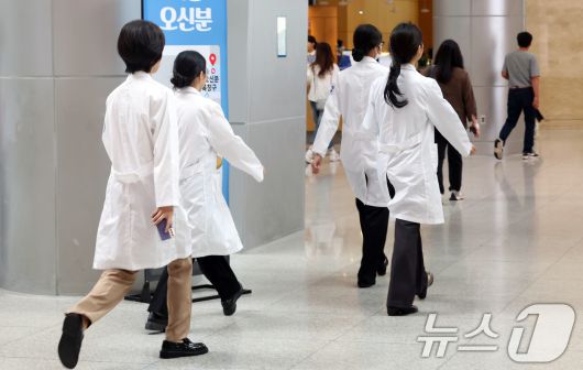 26일 서울 한 대학병원에서 의료진이 이동하고 있다. 2025.6.26/뉴스1 ⓒ News1 김명섭 기자