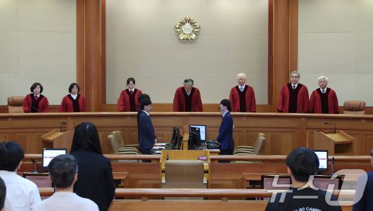 헌법재판관들이 손준성 대구고검 차장검사(검사장) 탄핵 심판 선고를 위해 17일 서울 종로구 헌법재판소 대심판정에 들어서고 있다. 2025.7.17/뉴스1