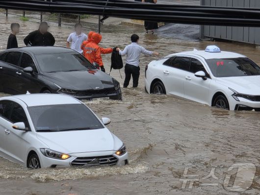 17일 오전 10시10분을 기해 광주에 호우경보가 발령된 가운데 북구 용봉동 북구청 사거리 일대 침수로 차량에 고립된 시민들이 대피하고 있다.(광주 북구 제공. 재판매 및 DB 금지) 2025.7.17/뉴스1 ⓒ News1 박지현 기자