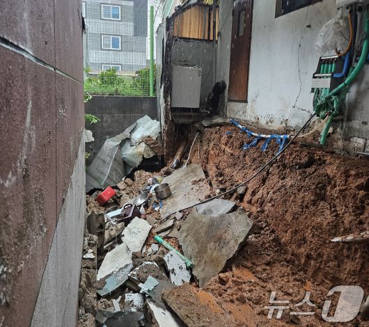 호우경보가 발효된 17일 오전 11시쯤 광주 남구 월산동의 한 주택에서 담장이 무너졌다는 신고가 접수돼 당국이 조치를 취하고 있다.(독자 제공. 재판매 및 DB 금지) 2025.7.17/뉴스1 ⓒ News1 박지현 기자
