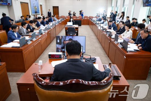 박성민 국회 산업통상자원중소벤처기업위원회 위원장 직무대리(국민의힘 간사)가 7일 서울 여의도 국회에서 열린 제427회 국회(임시회) 산업통상자원중소벤처기업위원회 제1차 전체회의에서 의사봉을 두드리고 있다. 2025.7.7/뉴스1 ⓒ News1 유승관 기자