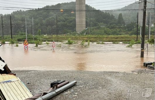 밤사이 240㎜의 폭우가 쏟아진 세종시 전동면 한 도로의 교통 표지판이 물에 잠겨 있다. 금강홍수통제소는 이날 오전 8시 40분을 기해 전동면 송성리 송성2교에 홍수 심각 단계를 발령했다.(독자 제공. 재판매 및 DB 금지) 2025.7.17/뉴스1 ⓒ News1 장동열 기자