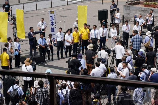 일본 야당 국민민주당의 다마키 유이치로 대표가 참의원 선거를 앞두고 3일 도쿄에서 유세 연설을 하고 있다. 2025.07.03 ⓒ AFP=뉴스1