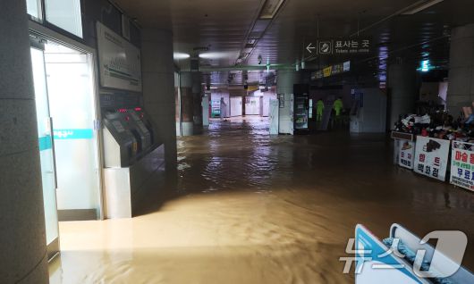 17일 시간당 77㎜가 넘는 '극한 호우'가 내리면서 광주 도시철도 1호선 상무역 역사 안이 침수돼 있다.(광주시 제공. 재판매 및 DB 금지) 2025.7.17/뉴스1 ⓒ News1 박준배 기자