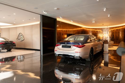 메르세데스-벤츠 공식 딜러사 한성자동차가 지난해 4월 자사 청담 전시장 2층에 마련한 '마이바흐 익스클루시브 라운지 플러스(+)'의 모습(한성자동차 제공). 2024.04.24.