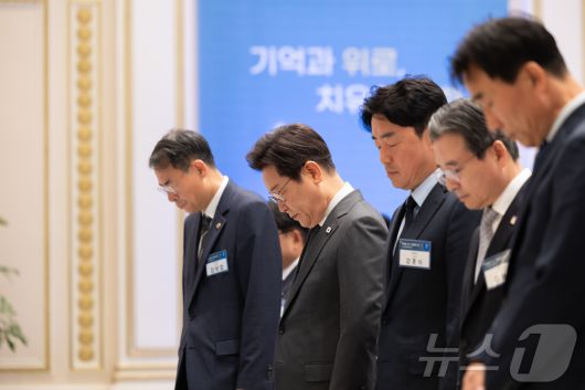 이재명 대통령이 16일 청와대 영빈관에서 열린 ‘기억과 위로, 치유의 대화’ 사회적 참사 유가족 간담회에서 묵념을 하고 있다. (대통령실 제공. 재판매 및 DB 금지) 2025.7.16/뉴스1 ⓒ News1 이재명 기자