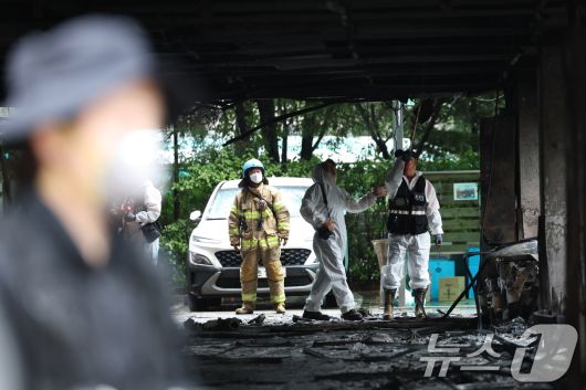 18일 오전 경기 광명시 소하동의 한 아파트 주차장에서 발생한 화재 현장에서 소방 등 관계자들이 화재조사를 하고 있다. 2025.7.18/뉴스1 ⓒ News1 김영운 기자