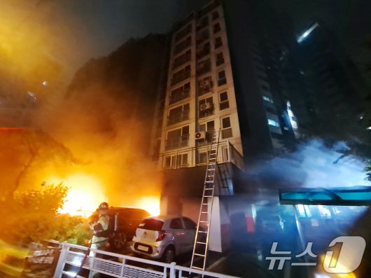 17일 오후 9시 5분께 경기 광명시 소하동 소재 10층짜리 아파트 주차장에서 불이 났다.  .(경기도소방재난본부 제공, 재판매 및 DB 금지) 2025.7.17/뉴스1 ⓒ News1 김명섭 기자