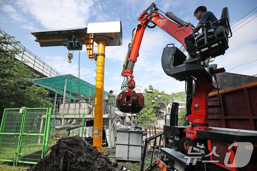 18일 오전 대구 북구 노곡동 빗물펌프장에서 시설 관계자들이 집게크레인을 동원해 전날 집중호우 때 쌓인 쓰레기와 나뭇가지 등 찌꺼기를 제거하고 있다. 2025.7.18/뉴스1 ⓒ News1 공정식 기자