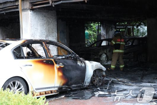 18일 오전 경기 광명시 소하동의 한 아파트 주차장에서 발생한 화재 현장에서 소방 등 관계자들이 화재조사를 하고 있다. 2025.7.18/뉴스1 ⓒ News1 김영운 기자