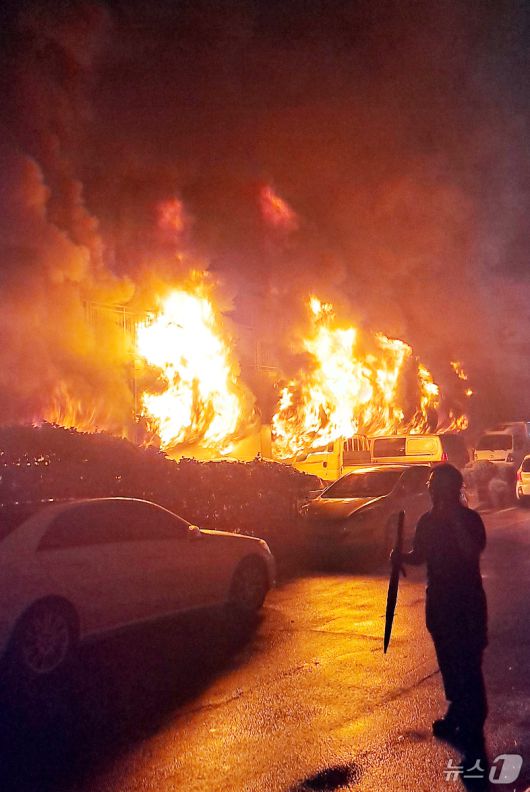 17일 오후 9시 5분께 경기 광명시 소하동 소재 10층짜리 아파트 주차장에서 불이 났다.  (경기도소방재난본부 제공, 재판매 및 DB 금지) 2025.7.17/뉴스1 ⓒ News1 김명섭 기자