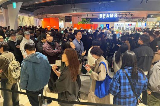 지난 4월 일본 패션 브랜드 '빔스(BEAMS)'의 국내 첫 팝업 매장이 열린 서울 송파구 롯데백화점 내 매장 앞에서 고객들이 줄을 서 입장을 기다리고 있다(롯데백화점 제공).