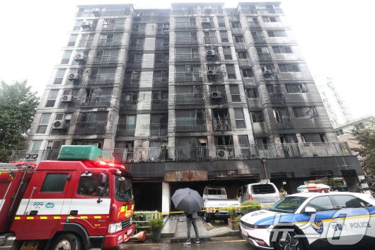 18일 오전 경기 광명시 소하동의 한 아파트 주차장에서 발생한 화재 현장에서 소방관들이 현장을 살펴보고 있다. 2025.7.18/뉴스1 ⓒ News1 김영운 기자