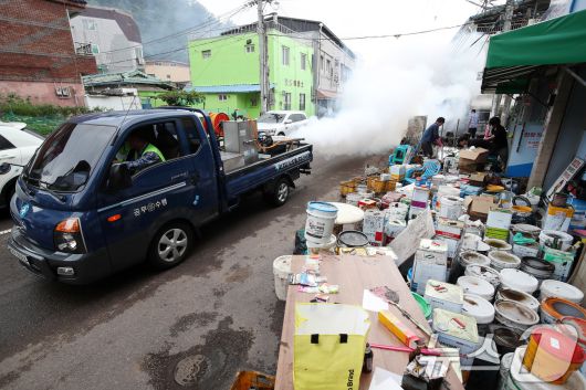 18일 오전 대구 북구 노곡동에서 북구보건소 소독차가 전날 침수됐던 동네 곳곳을 다니며 방역작업을 하고 있다. 2025.7.18/뉴스1 ⓒ News1 공정식 기자