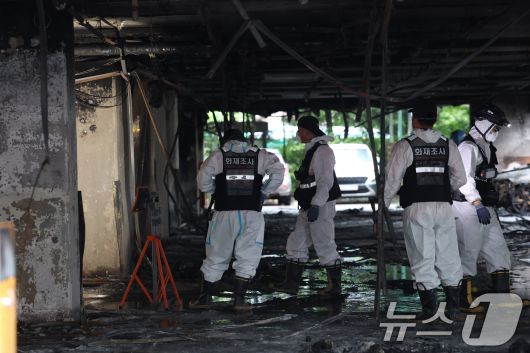 18일 오전 경기 광명시 소하동의 한 아파트 주차장에서 발생한 화재 현장에서 소방관들이 화재조사를 하고 있다. 2025.7.18/뉴스1 ⓒ News1 김영운 기자