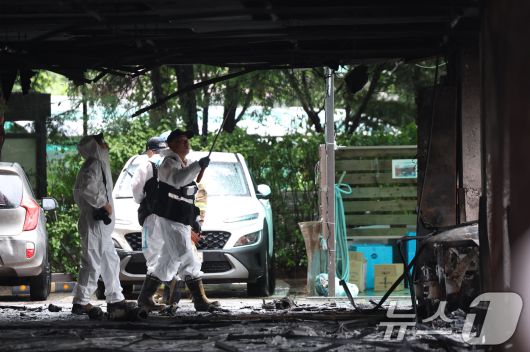 18일 오전 경기 광명시 소하동의 한 아파트 주차장에서 발생한 화재 현장에서 소방관들이 화재조사를 하고 있다. 2025.7.18/뉴스1 ⓒ News1 김영운 기자