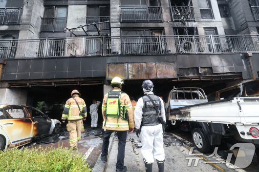 18일 오전 경기 광명시 소하동의 한 아파트 주차장에서 발생한 화재 현장에서 소방 등 관계자들이 합동감식을 하고 있다. 2025.7.18/뉴스1 ⓒ News1 김영운 기자