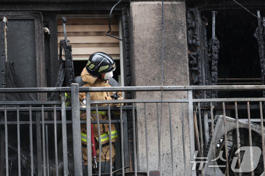 18일 오전 경기 광명시 소하동의 한 아파트 주차장에서 발생한 화재 현장에서 소방 관계자들이 합동감식을 하고 있다. 2025.7.18/뉴스1 2025.7.18/뉴스1 ⓒ News1 김영운 기자