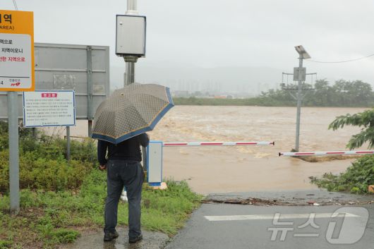 울산 북구 시례잠수교가 19일 집중 호우 여파로 잠겨있다. 2025.7.19/뉴스1 ⓒ News1 김세은 기자