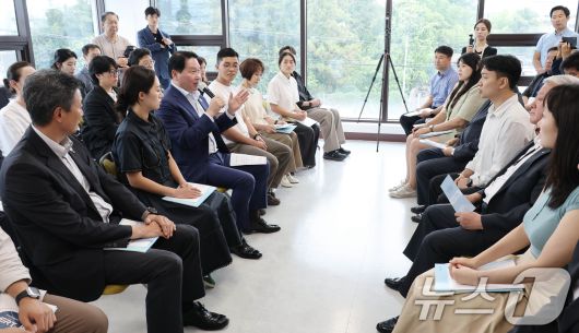 최태원 대한상의 회장이 18일 경주시 황촌마을에서 열린 대한상의 신기업가정신협의회의 지역재생 현장 간담회에서 발언하고 있다. (대한상의 제공. 재판매 및 DB 금지) 2025.7.18/뉴스1