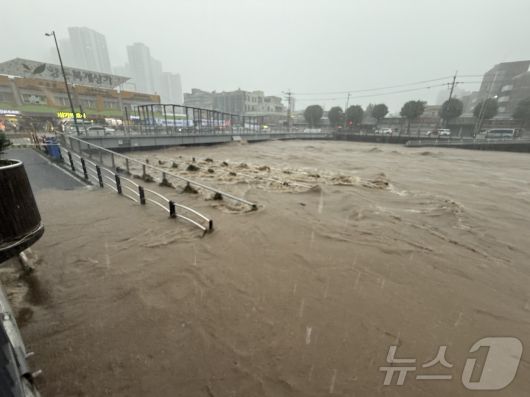 17일 이어진 집중호우로 광주천을 가로지르는 태평교가 범람 직전에 놓여 있다. 이에 따라 광주 서구는 양동복개상가 인근 상인과 일대 주민들에게 대피 명령을 내렸다. 닭전길과 수산시장, 복개상가를 비롯해 양동시장 전체 점포 수는 1000개 이상이다. 2025.7.17/뉴스1 ⓒ News1 김태성 기자