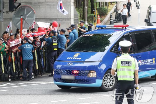 18일 오후 서울 서초구 서울중앙지방법원에서 구속적부심사 심문을 마친 윤석열 전 대통령이 탑승한 호송차량이 서울구치소로 향하고 있다. 2025.7.18/뉴스1 ⓒ News1 민경석 기자