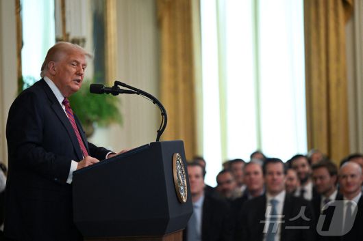 도널드 트럼프 미국 대통령이 18일(현지시간) 워싱턴DC 백악관에서 '지니어스 법안'(Genius Act, Guiding and Establishing National Innovation for U.S. Stablecoins Act) 서명식에서 연설하고 있다. ⓒ 로이터=뉴스1 ⓒ News1 류정민 특파원