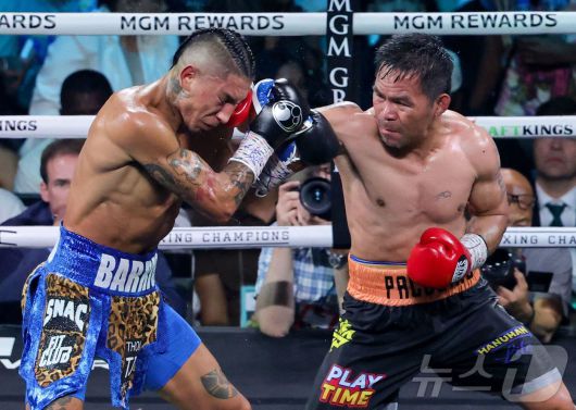 파키아오(오른쪽)가 20일(한국시간) 미국 네바다주 라스베이거스의 MGM그랜드가든아레나에서 열린 WBC 웰터급 타이틀전에서 챔피언 바리오스와 경기하고 있다.  ⓒ AFP=뉴스1