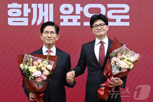 29일 서울 여의도 국민의힘 당사에서 열린 제21대 대통령 후보자 국민의힘 3차 경선 진출자 발표 행사에서 3차 경선에 진출한 김문수 후보와 한동훈 후보가 기념촬영을 하고 있다. 2025.4.29/뉴스1 ⓒ News1 국회사진취재단