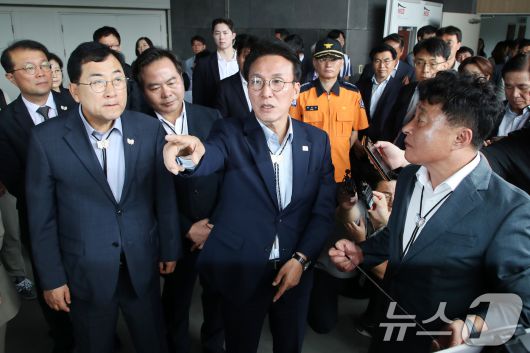 김민석 국무총리가 11일 오전 경북 경주화백컨벤션센터를 찾아 APEC 정상회의에 사용될 미디어센터 건립 현장을 점검하고 있다. 2025.7.11/뉴스1 ⓒ News1 공정식 기자