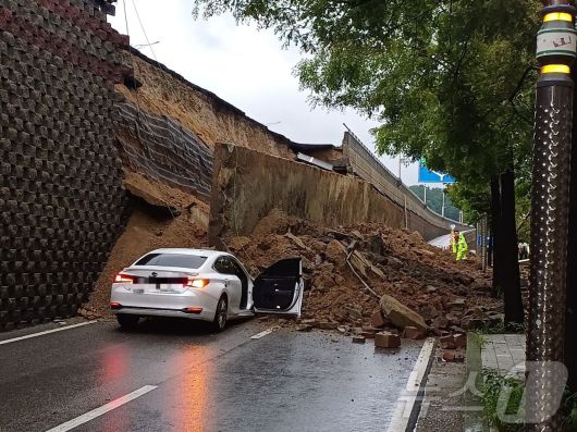경기 오산시 가장교차로 고가도로 옹벽이 무너져 소방관들이 매몰된 차량 구조작업을 하고 있다. (경기도소방재난본부 제공. 재판매 및 DB 금지) 2025.7.16/뉴스1 ⓒ News1 김기현 기자