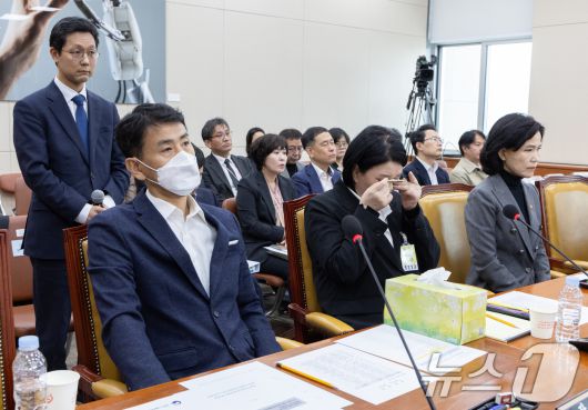 직장 내 괴롭힘으로 숨진 기상캐스터 고(故) 오요안나 씨의 어머니인 장연미 씨가 과학기술방송통신위원회에 참석해 눈물을 흘리고 있다. 2025.4.18/뉴스1 ⓒ News1 이재명 기자