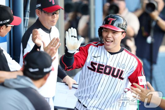 20일 오후 서울 송파구 잠실야구장에서 열린 프로야구 '2025 신한 SOL뱅크 KBO 리그' 롯데 자이언츠와 LG트윈스의 경기에서 1회말 LG 공격 1사 주자 없는 상황 문성주가 솔로홈런을 치고 기뻐하고 있다. 2025.7.20/뉴스1 ⓒ News1 이승배 기자