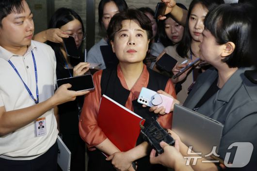 윤희숙 국민의힘 혁신위원장 취재진의 질문을 받고 있다. 2025.7.17/뉴스1 ⓒ News1 이광호 기자